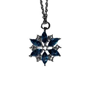 NWT Silvertone Blue Snowflake Necklace 18 In Chain